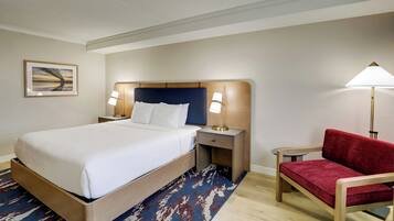 Escritorio, espacio para trabajar con laptop y cortinas blackout