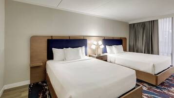 Business kamer, 2 queensize bedden | Een bureau, een laptopwerkplek, verduisterende gordijnen