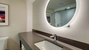 淋浴设施、旋水按摩花洒、免费洗浴用品、毛巾