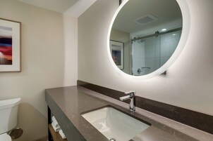 Shower, hydromassage showerhead, free toiletries, towels