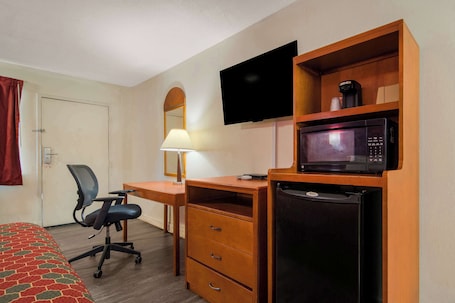 In-room safe, free WiFi, bed sheets