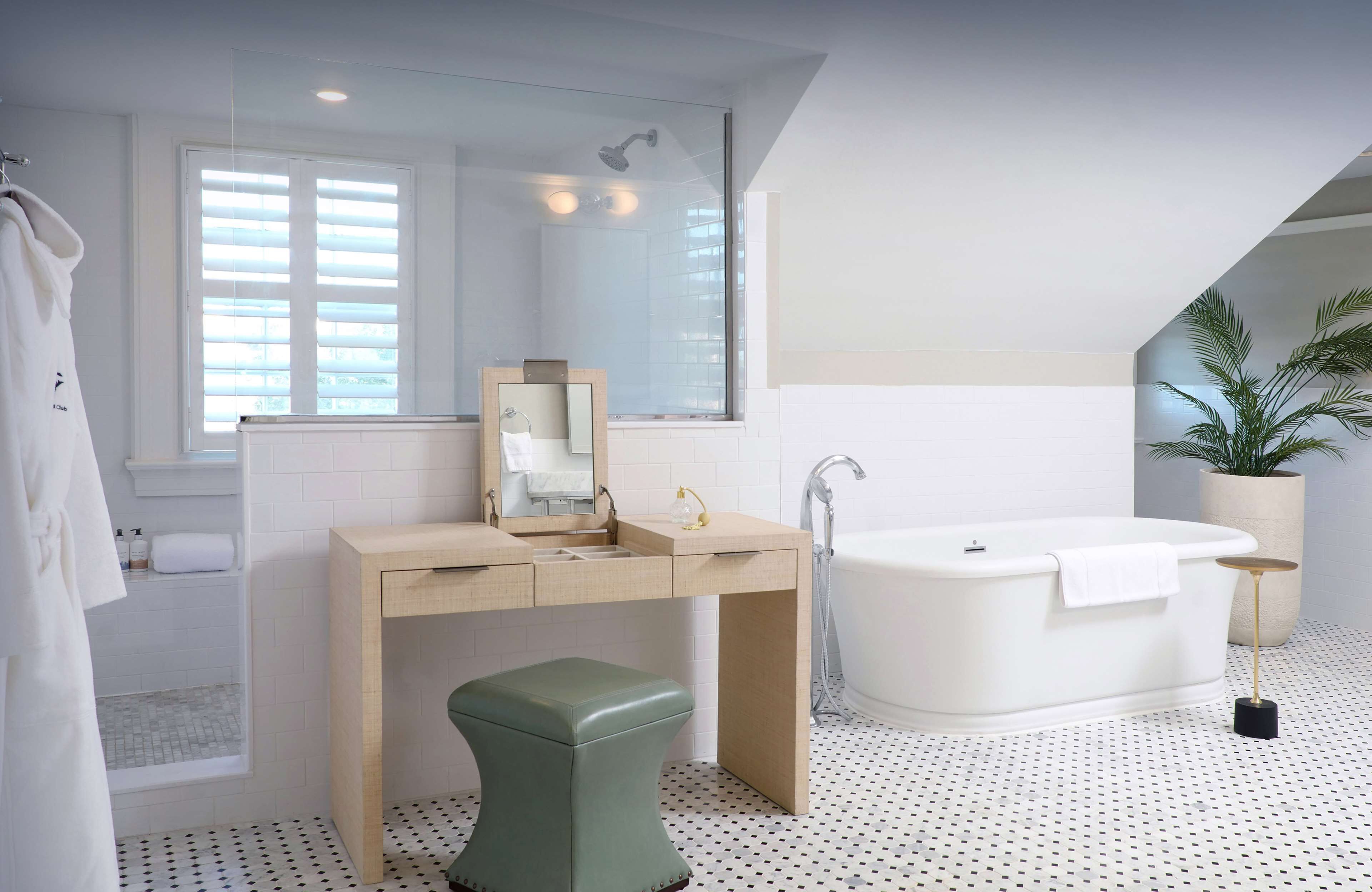 Une salle de bain moderne équipée d’une baignoire, d’un meuble-lavabo avec miroir, de toilettes et d’une douche.