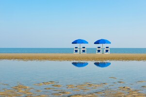 Beach nearby, free beach shuttle, sun loungers, beach umbrellas