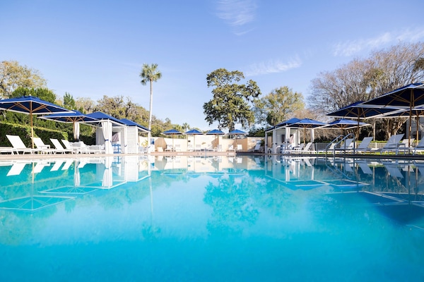 Ulkouima-allas avoinna 9.00–21.00, aurinkovarjoja, aurinkotuoleja