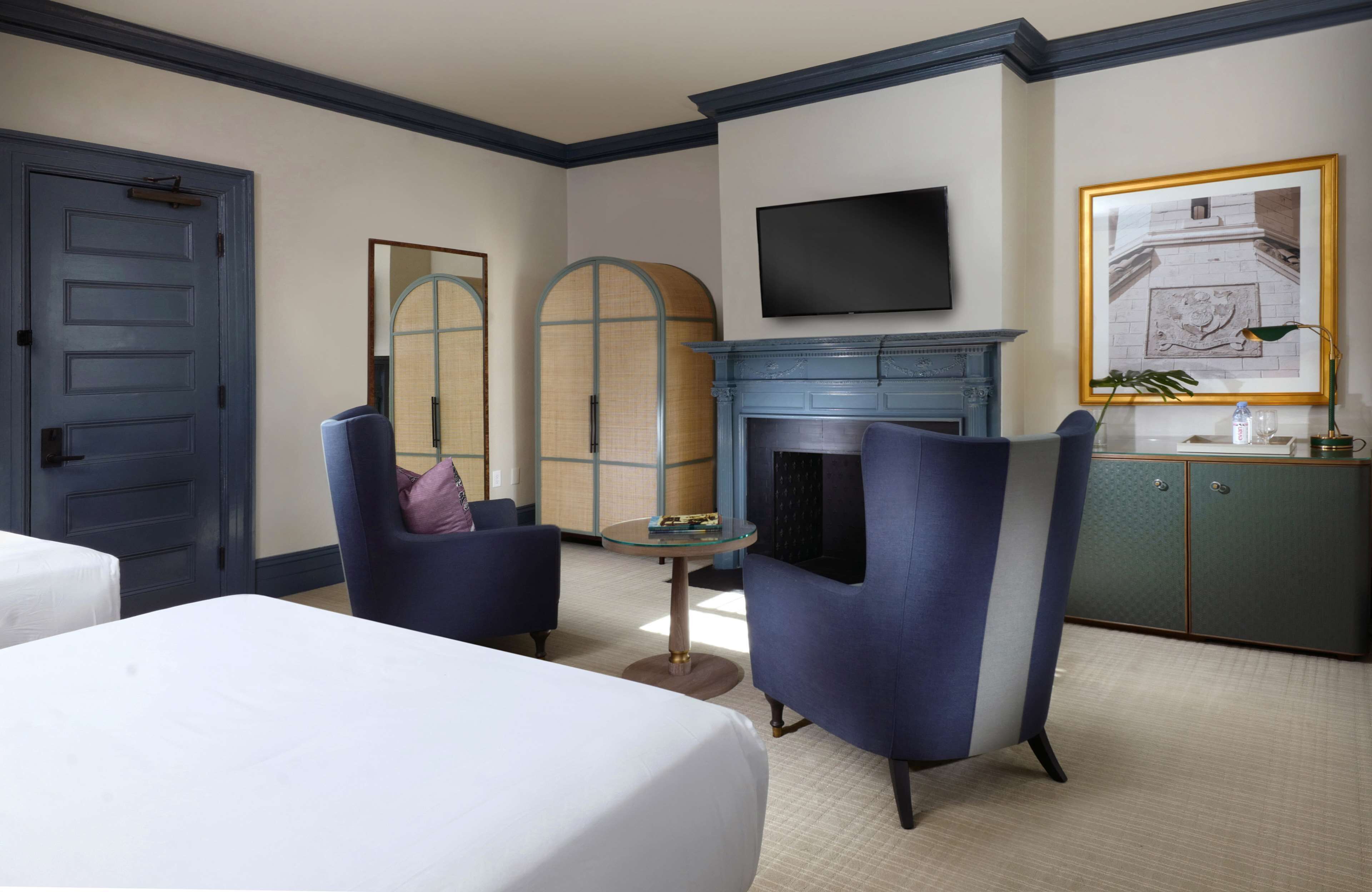 客房内保险箱、办公桌、笔记本电脑工作区、遮光窗帘