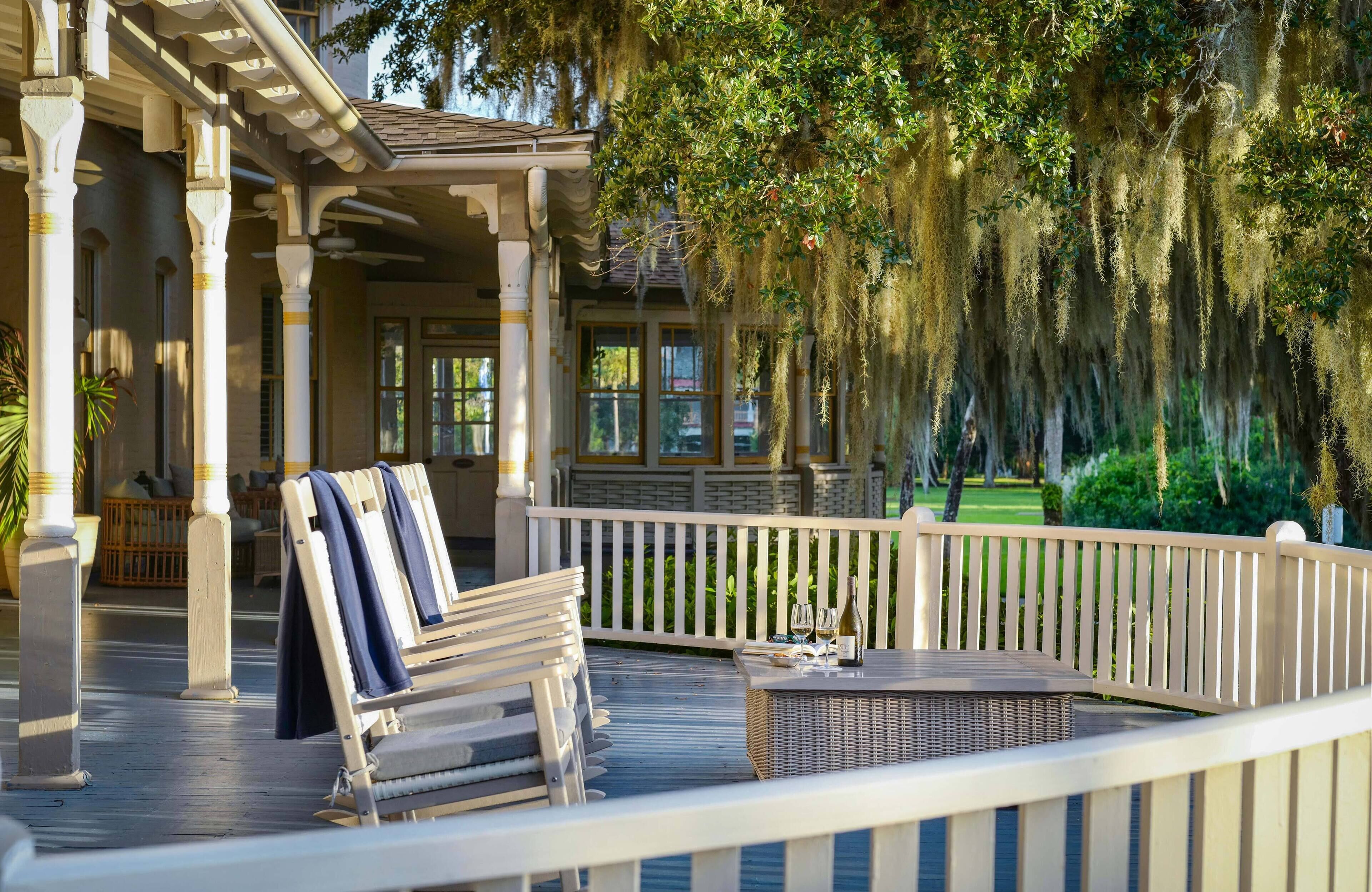 5 restauranter; serverer morgenmad, frokost og regionale retter