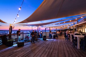 5 restaurants; breakfast, lunch, dinner, and brunch served