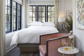 Guest Room Queen | Living area