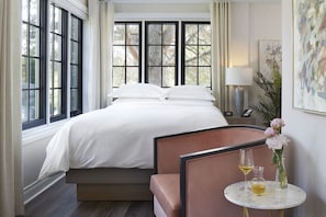 Guest Room Queen | Living area | 50-inch Smart TV with cable channels, TV, pay films