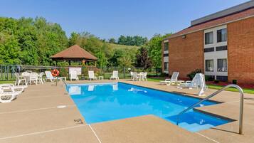 Kolam renang outdoor musiman, dengan payung kolam renang