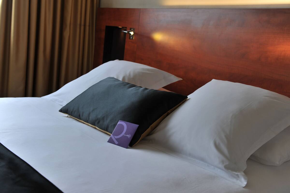 standard room, 1 double bed | minibar, in-room safe, desk, blackout curtains