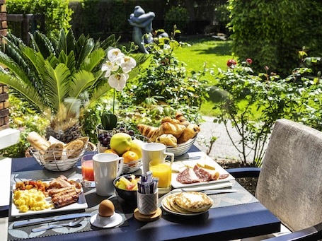 Petit déjeuner buffet servi tous les jours en supplément. Mercure Maurepas Saint Quentin