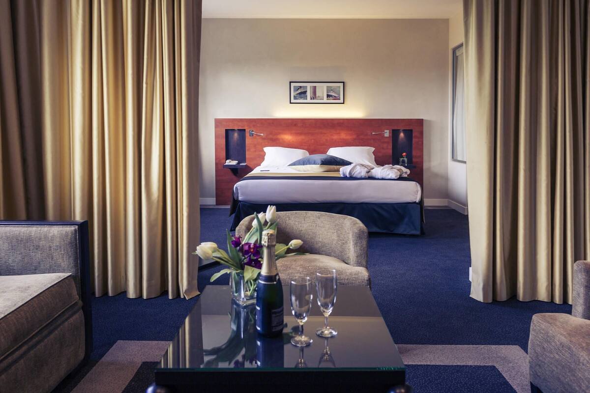 Phòng Suite, 1 giường đôi | Minibar, két bảo mật tại phòng, bàn, màn/rèm cản sáng 