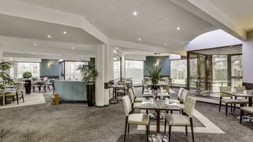 Déjeuner et dîner servis sur place, spécialités Cuisine régionale