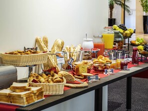 Daily buffet breakfast for a fee - Mercure Maurepas Saint Quentin (Maurepas)