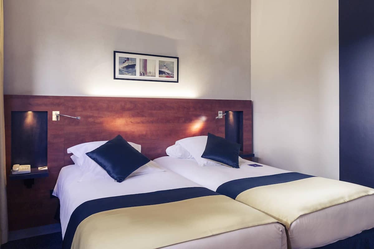 Standard Twin Room, 2 Double Beds | Minibar, in-room safe, desk, blackout curtains