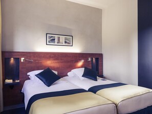 Standard-Zweibettzimmer, 2 Doppelbetten | Minibar, Zimmersafe, Schreibtisch, Verdunkelungsvorhänge