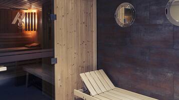 Un sauna avec des bancs en bois, un banc doté d’un dossier et un miroir fixé au mur.