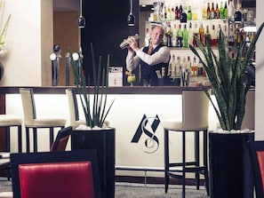 Bar (on property) - Mercure Maurepas Saint Quentin (Maurepas)