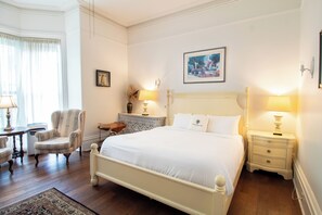 Rom – premium, 1 kingsize-seng | 1 soverom, sengetøy av topp kvalitet og individuelt dekorert