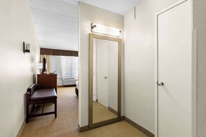 Standard Room, 1 King Bed, Non Smoking | Desk, blackout drapes, iron/ironing board, free WiFi