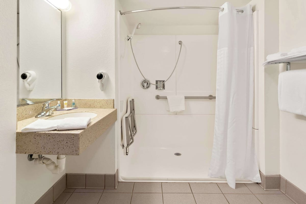 standard room, 1 queen bed, accessible, non smoking | desk, blackout curtains, iron/ironing board, free wifi