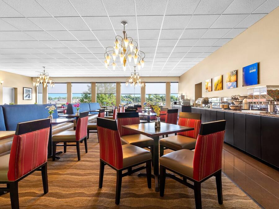 Café da manhã com buffet grátis todos os dias