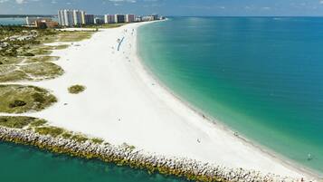 位於海灘上、白沙