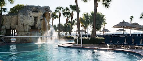 Una piscina al aire libre, cabañas de piscina gratuitas, sombrillas