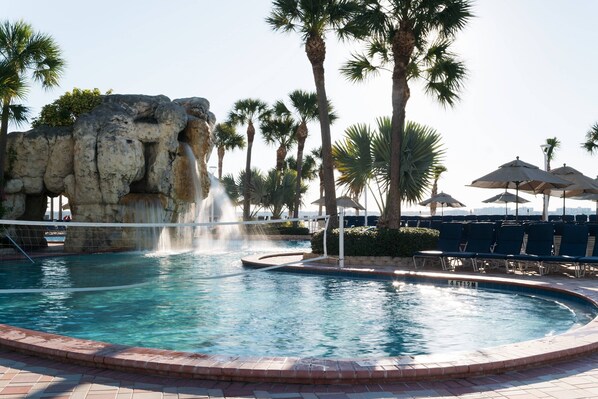 Una piscina al aire libre, cabañas de piscina gratuitas, sombrillas