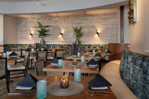 4 restaurants; breakfast, lunch, and dinner served