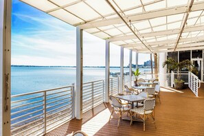 4 restauranter, frokost, lunsj og middag serveres, amerikanske retter