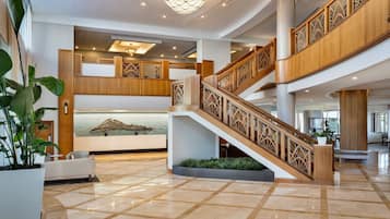 Lobby lounge, ocean views, open daily