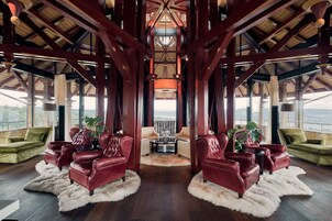 奢华套房 (Maestro) | 客厅 | 77-厘米液晶电视（配备数码频道）、电视、DVD 播放器