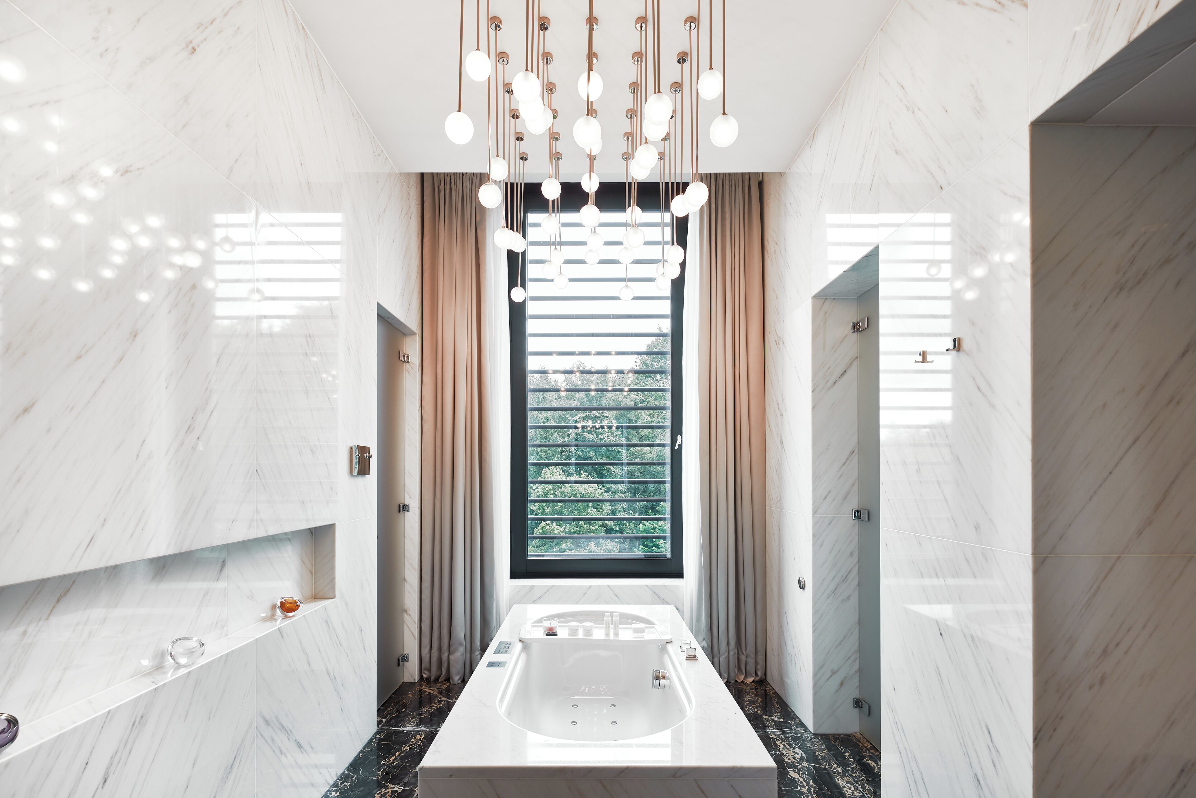 Maestro Suite, 400 m2, inspired by Maestro Herbert v. Karajan, Butler, Spa Access (12 years+) | Bathroom | Shower, deep soaking tub, rainfall showerhead, designer toiletries