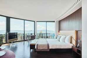 Junior Suite Grand, Panoramablick, Balkon, Whirlpool, Spa Zugang (ab 12J) | Hochwertige Bettwaren, Minibar, Zimmersafe, individuell dekoriert