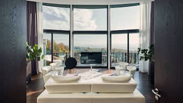 Golf Suite, 170 m2, Panoramablick, Butler, Spa Zugang (ab 12J) | Wohnzimmer | LCD-Fernseher, DVD-Player, Pay-TV