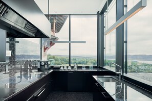 Maestro Suite, 400 m2, inspired by Maestro Herbert v. Karajan, Butler, Spa Access (12 years+) | Private kitchen