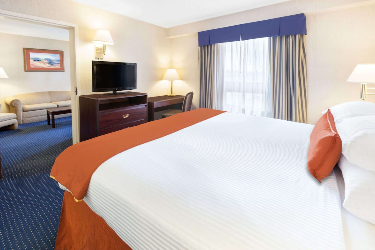 Suite, 1 King Bed with Sofa bed (Master Suite) | Premium bedding, down comforters, in-room safe, desk