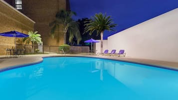 Piscine extérieure, parasols de plage
