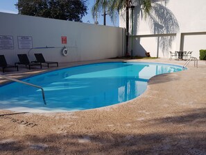 Outdoor pool, open 9:00 AM to 9:00 PM, pool umbrellas - Wyndham Garden Monterrey Norte (San Nicolas de los Garza)