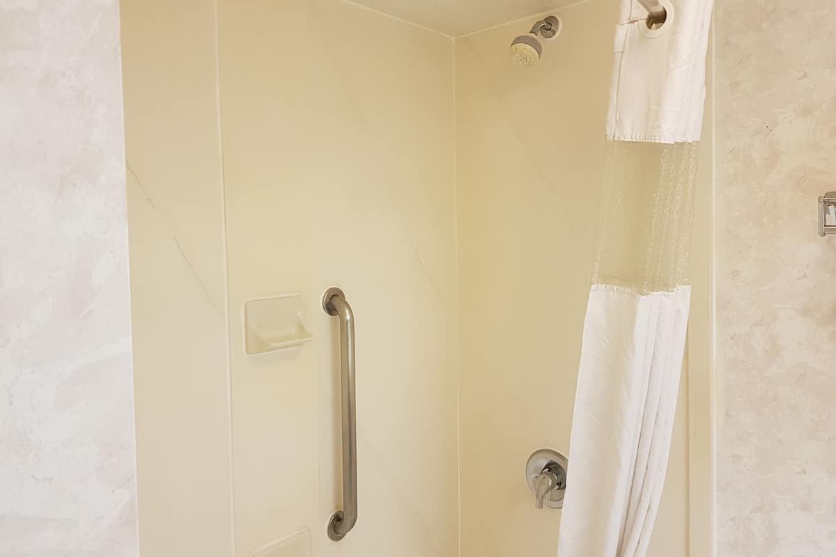 Chambre, 2 lits doubles, douche accessible en fauteuil roulant, non-fumeur | Salle de bain | Articles de toilette (gratuits), séchoir à cheveux, serviettes fournies