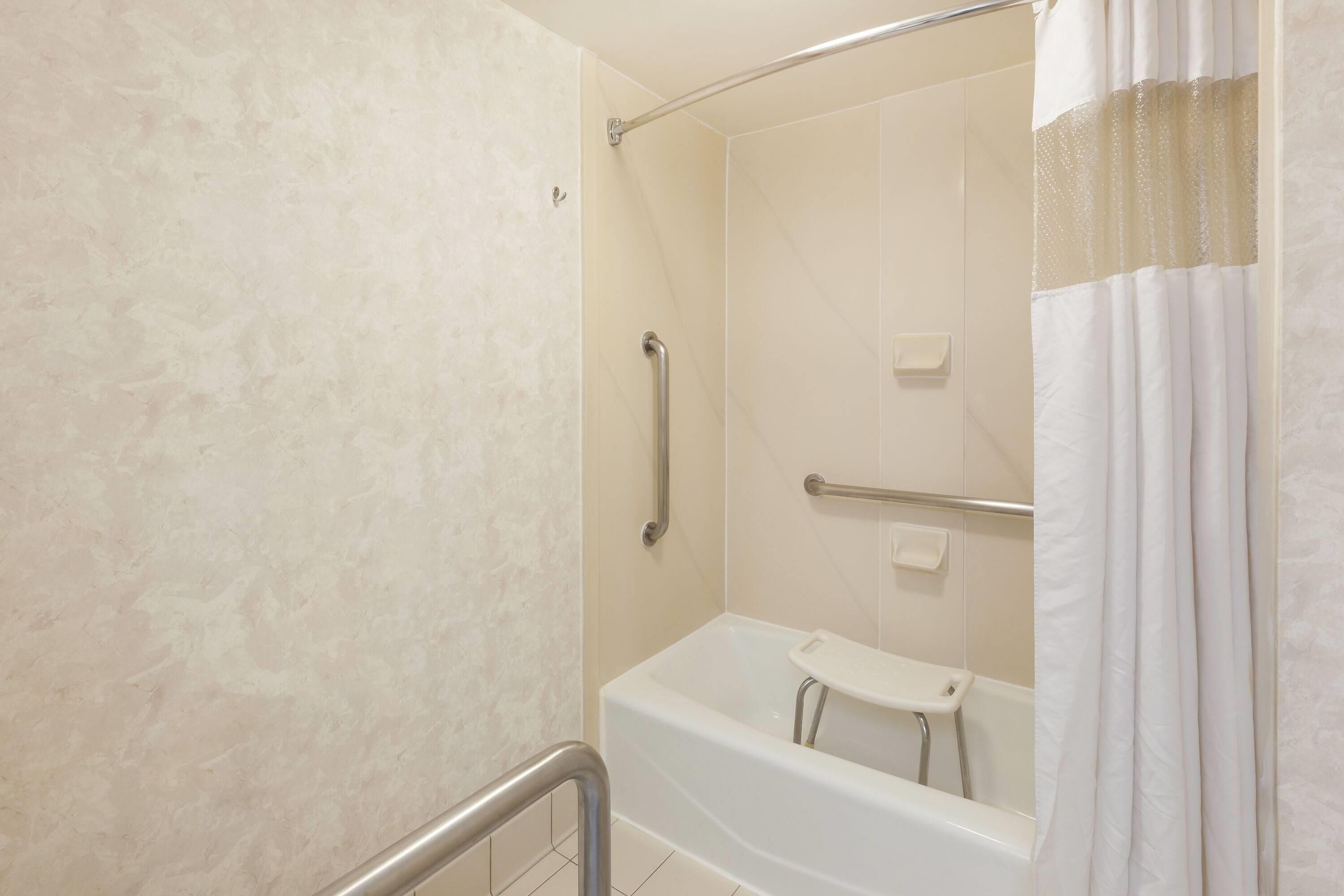 Accessible Room, 1 Double Bed, Non-Smoking | Baño accesible en silla de ruedas