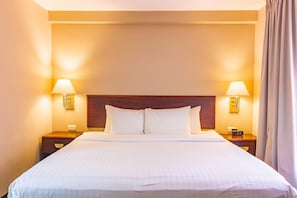 Junior Suite, 1 King Bed, Non Smoking | Premium bedding, down comforters, in-room safe, desk