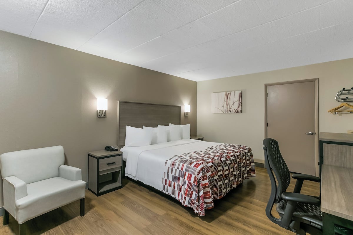 Superior Room, 1 King Bed, Accessible, Non Smoking (Roll-In Shower)