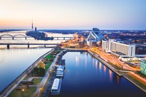 Un paisaje urbano con un río, puentes y edificios modernos.