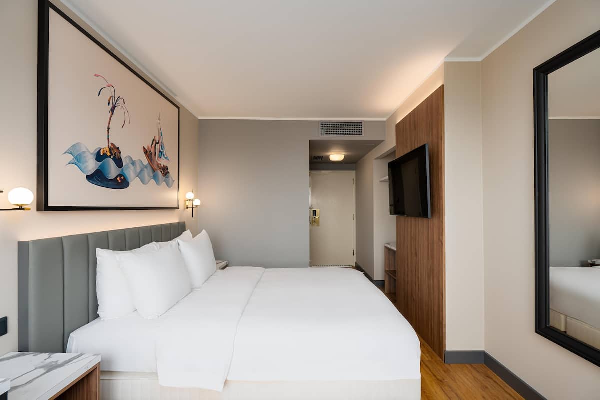 Premium bedding, in-room safe, laptop workspace