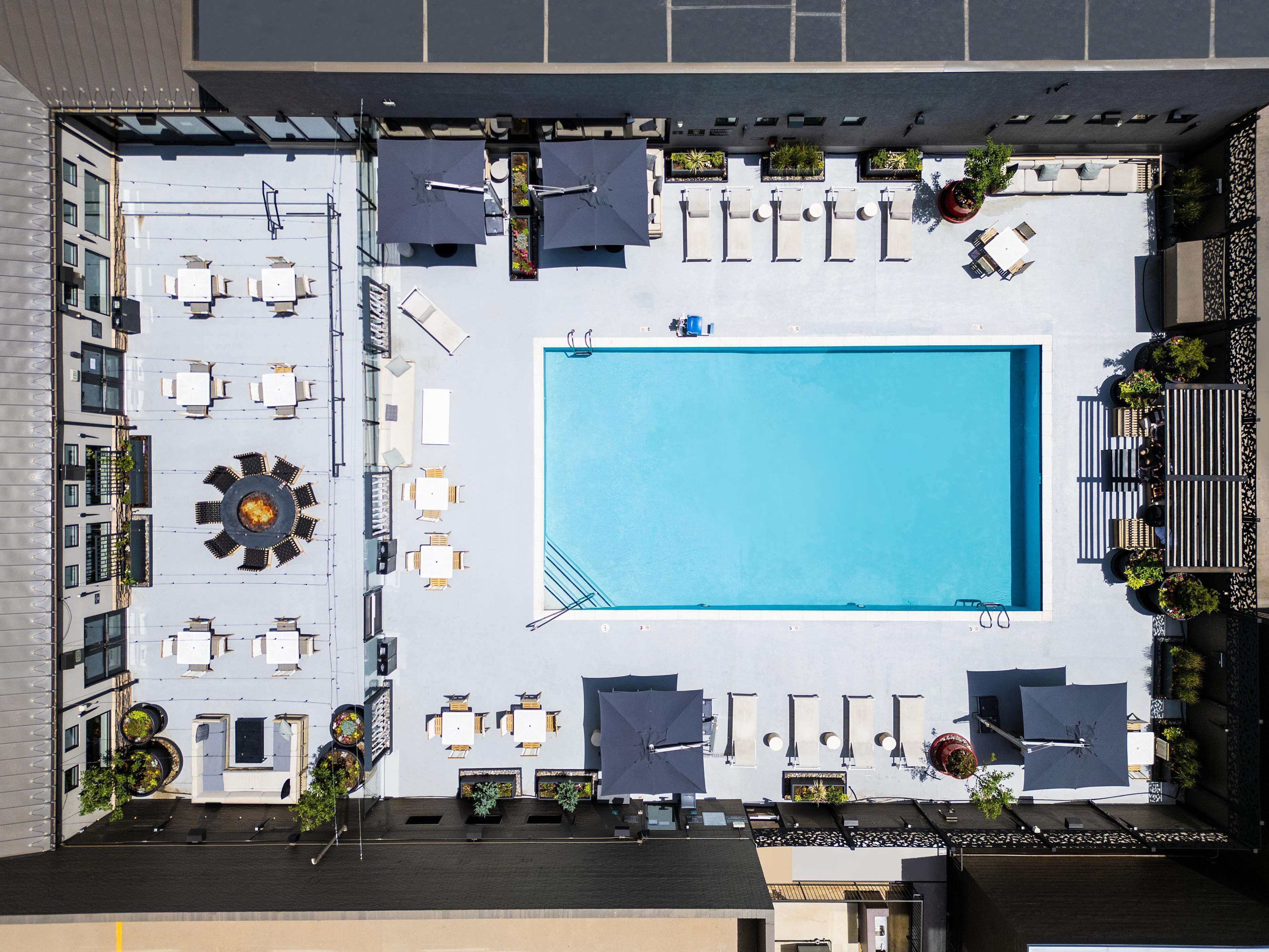 Piscine extérieure (ouverte en saison), chaises longues