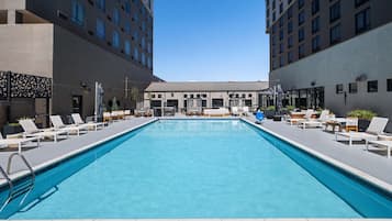 Piscina externa sazonal, funciona das 6h às 22h, espreguiçadeiras