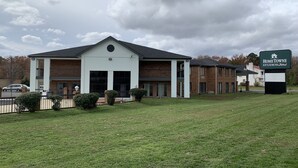 A two-story building with a sign for Home Towne Studios. - HomeTowne Studios By Red Roof Egg Harbor–Atlantic City Airport (Egg Harbor Township)